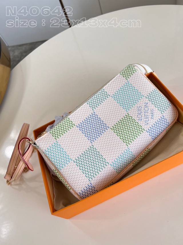 批 顶级原单 独家实拍 N40642蓝 本款 Pochette Accessoires 手袋出自 Damierlicious 系列。Damier 帆布包身浸染柔