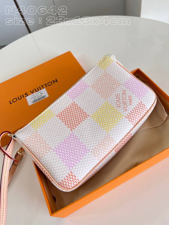 批 顶级原单 独家实拍 N40642粉 本款 Pochette Accessoires 手袋出自 Damierlicious 系列。Damier 帆布包身浸染柔