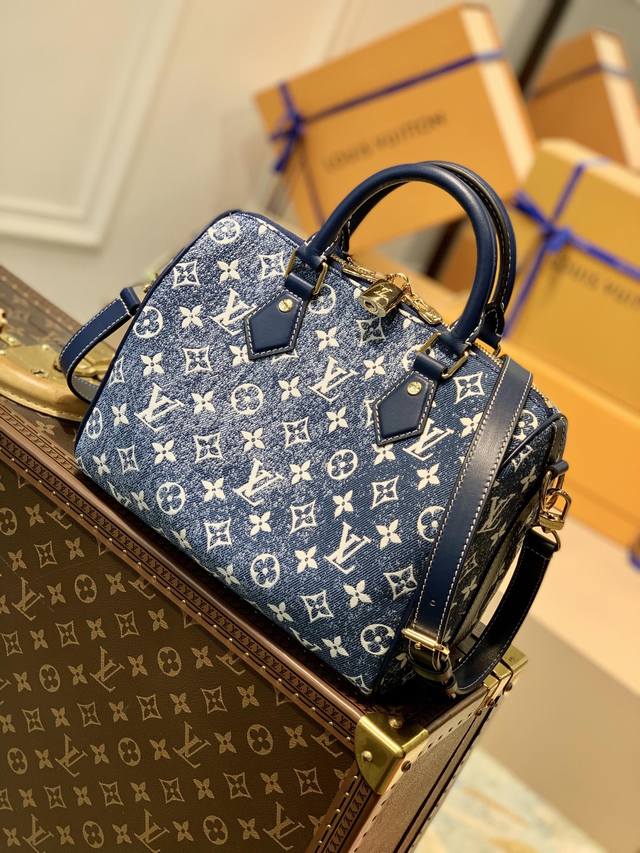 批 顶级原厂 M59609牛仔蓝 本款 Speedy Bandoulière 25 手袋以 Monogram 提花丹宁布释放闲适意味，搭配牛皮革饰边。Monog