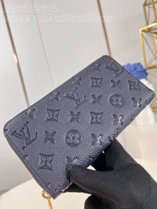 批 顶级原单 独家实拍 M61864深蓝压花 這款zippy拉鏈錢包以monogram Empreinte柔軟粒面壓花牛皮綴以品牌經典monogram圖案製造，