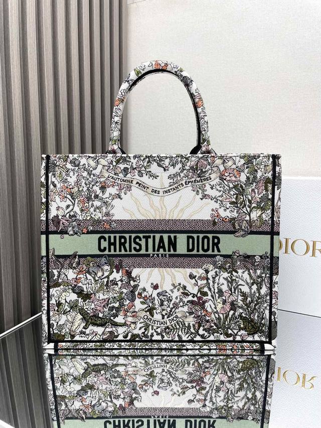 批 新款秋季花大号 Dior Book Tote 购物袋 这款book Tote手袋灵感来自女装创意总监玛丽亚 嘉茜娅 蔻丽 Maria Grazia Chiu