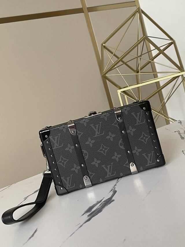 出厂价 顶级原单 独家实拍 M20249黑花 virgil Abloh 于 2019 春夏秀场呈献 Wallet Trunk 小硬箱，致意路易威登的制箱传承。M