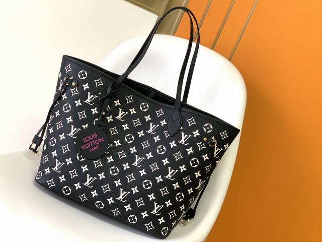 顶级原单 独家实拍 M4 2绿粉 M4 3黑白 作为 Monogram Empreinte 系列成员，此款 Neverfull 中号手袋为柔软牛皮革瞩目压印 M