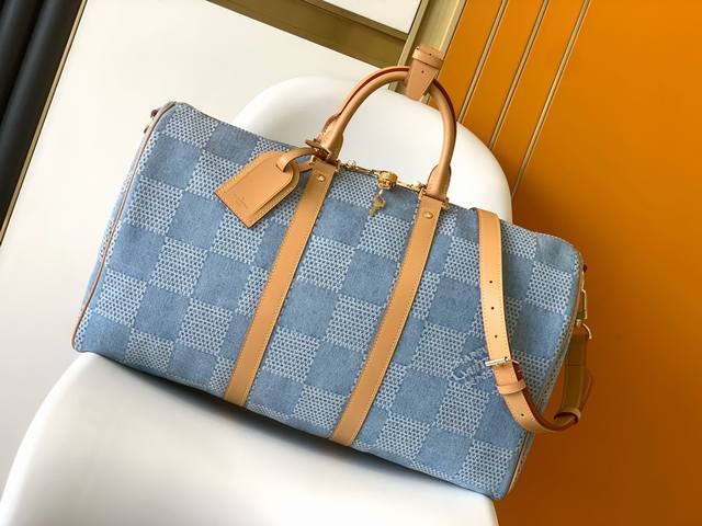 N40739本款 Keepall Bandoulière 50 旅行袋以 Damier Denim 3D 棉质帆布释放夏日气息。棉布经过匠心裁切、漂白、染色、再