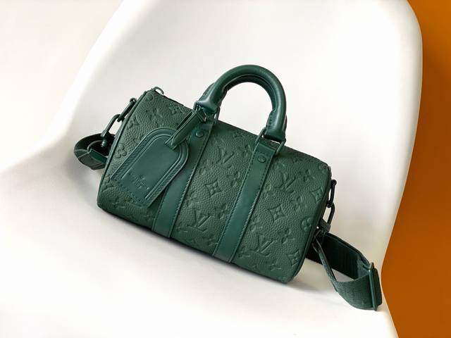 顶级原单 M24432绿 经典 Keepall 旅行袋于 2024 年以柔软 Monogram 压纹 Taurillon 皮革裁出紧凑构型，经由深染工艺呈现浓郁