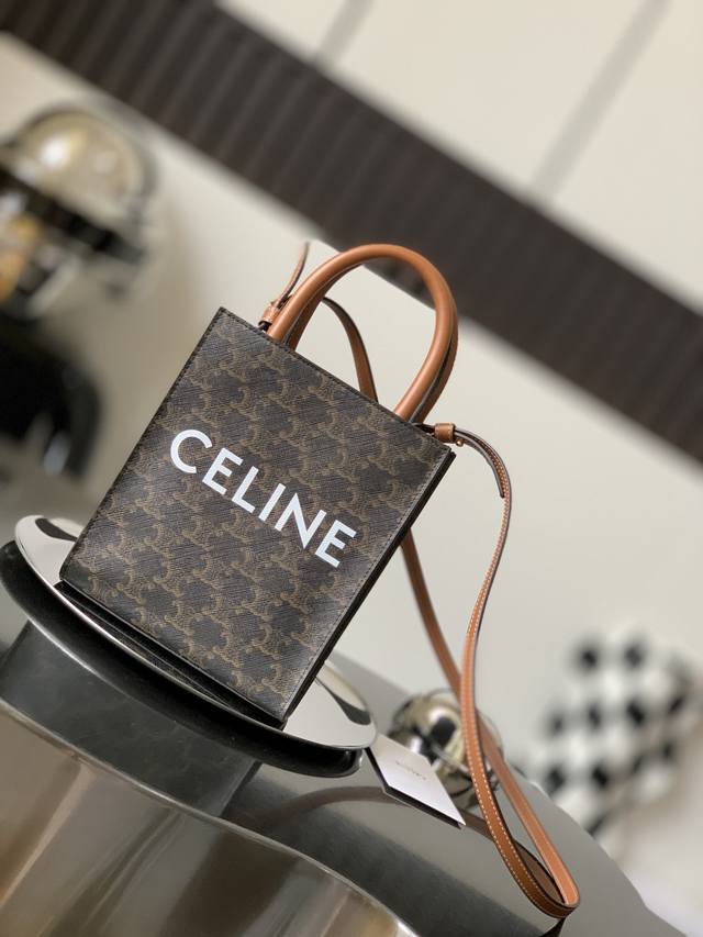 CELINE MINI CABAS 最新的一个小可爱，老花涂层帆布，非常耐用的材质，无需打理，A5纸大小，超级可爱，配有肩带，可以肩背，斜挎，手拎，自重非常轻，