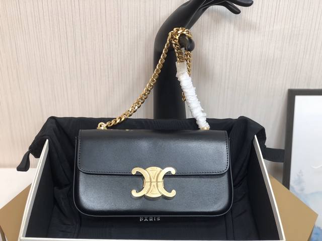 CELINE 新品｜小号亮泽牛皮革链条包 金属链条腋下包也很绝 搭配标志性复古凯旋门锁扣 贵气十足 精致感满分 又酷又飒 可甜可盐～ 容量也不小 手机口红气垫钥