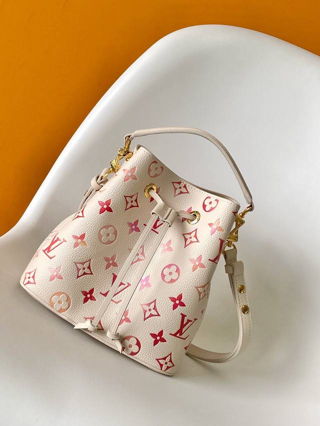 M24649 顶级原单 本款 NéoNoé BB 手袋取材 Monogram Empreinte 皮革，依托数码印花工艺将天边霞光挥洒于 Monogram 压纹