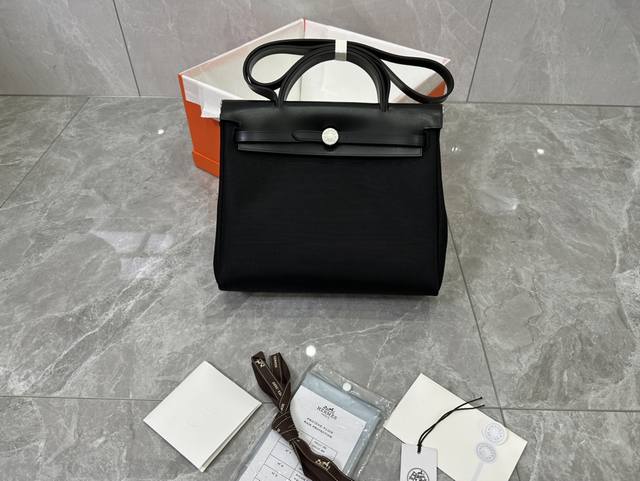 实拍限量拼色Herbag 31cm 大大的印在了包上，相比经典款多了一些存在感 法国原厂皮拼进口double高立体帆布料 男女神通用版 最学院派的包包 轻松搭配