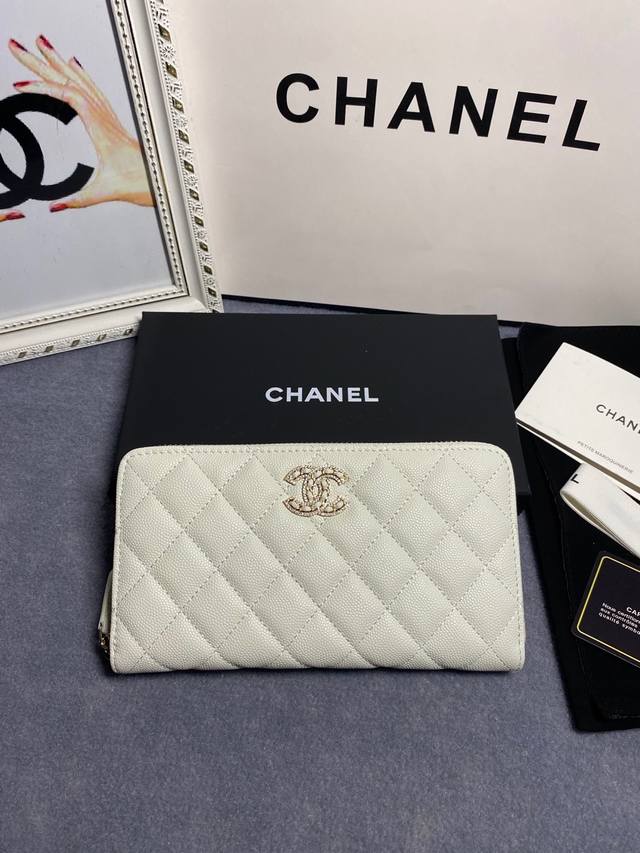 22新款。CHANEL。 拉链长夹钱包到货头层牛皮搭配新款luogo、同样是穿皮旁边钻石包围设计细节美到淋漓尽致款号AP2739B尺寸10*19.5*2.5cm