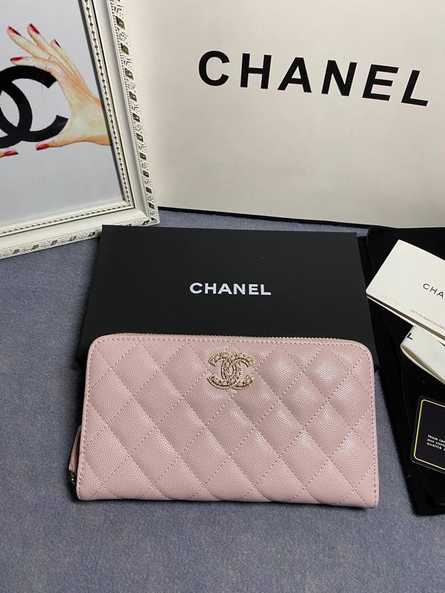 22新款。CHANEL。 拉链长夹钱包到货头层牛皮搭配新款luogo、同样是穿皮旁边钻石包围设计细节美到淋漓尽致款号AP2739B尺寸10*19.5*2.5cm