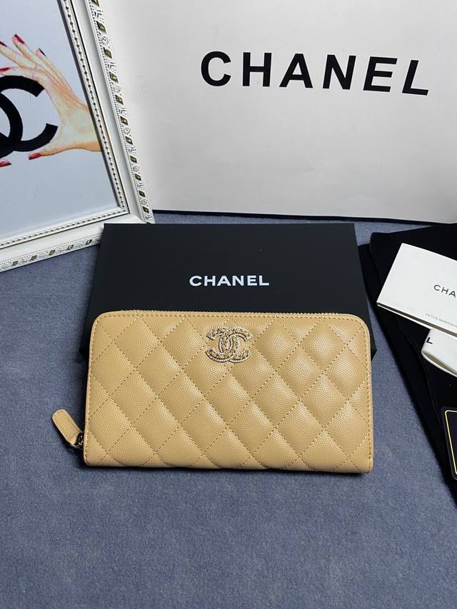 22新款。CHANEL。 拉链长夹钱包到货头层牛皮搭配新款luogo、同样是穿皮旁边钻石包围设计细节美到淋漓尽致款号AP2739B尺寸10*19.5*2.5cm