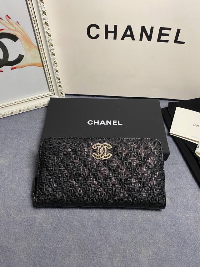 22新款。CHANEL。 拉链长夹钱包到货头层牛皮搭配新款luogo、同样是穿皮旁边钻石包围设计细节美到淋漓尽致款号AP2739B尺寸10*19.5*2.5cm