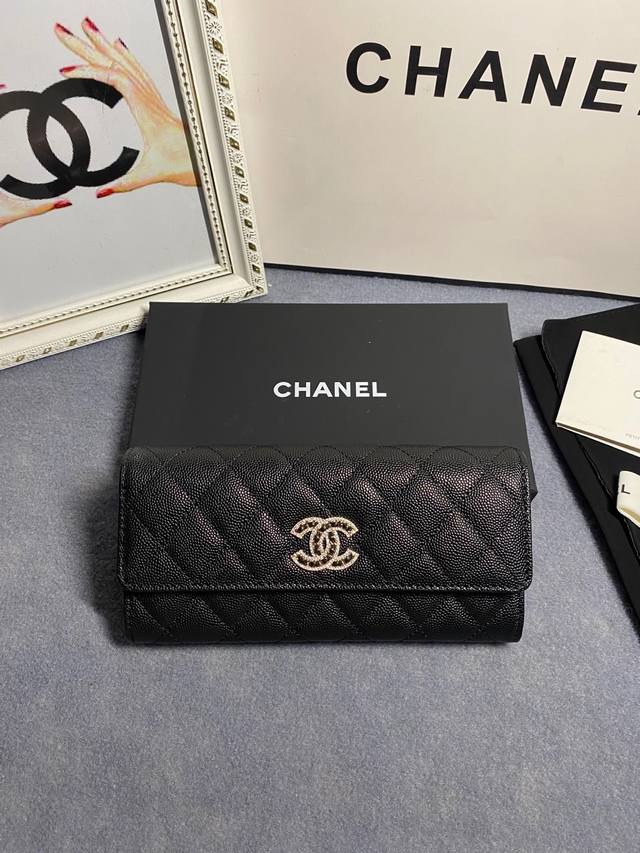 22 新款。CHANEL。 两折长夹口盖钱包到货头层牛皮搭配新款luogo、同样是穿皮旁边钻石包围设计细节美到淋漓尽致款号AP2740B尺寸10*19.5*2.