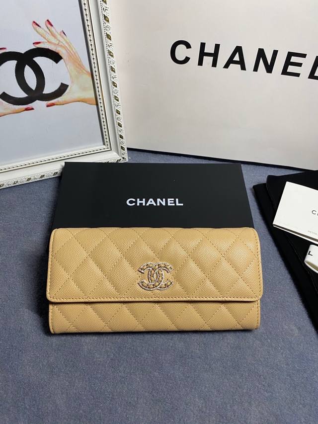 22 新款。CHANEL。 两折长夹口盖钱包到货头层牛皮搭配新款luogo、同样是穿皮旁边钻石包围设计细节美到淋漓尽致款号AP2740B尺寸10*19.5*2.