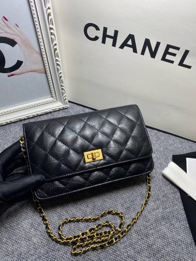 Chanel最新进口油蜡牛皮系列复古金属锁扣配最新吊牌新品 香家方形 wallet on chain ＃新Woc创新版，经典菱格纹 小巧精美的链条包可休闲可正式