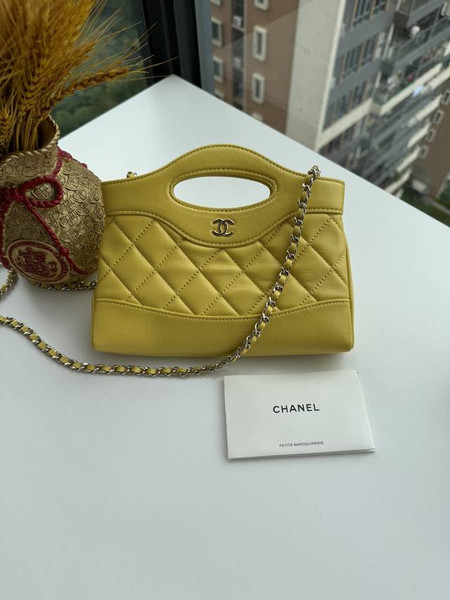 CHANEL 香奈儿 24S最新 31迷你购物包，油腊小羊皮与金色金， 型号AP3656 B12958 NP931，尺寸17.5x20.5x3.5cm