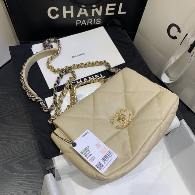 CHANEL AS1160#：尺寸：26X16X9CM：2019年秋冬大菱格豆腐包： 进口羊皮单口包 古银：白叻：金色：3种金属混搭肩带 粗链条彰显休闲风格 这