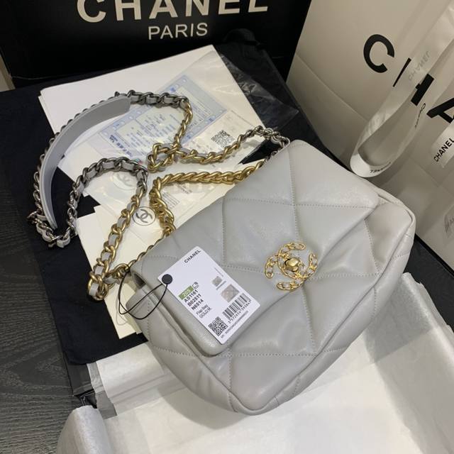 CHANEL AS1160#：尺寸：26X16X9CM：2019年秋冬大菱格豆腐包： 进口羊皮单口包 古银：白叻：金色：3种金属混搭肩带 粗链条彰显休闲风格 这