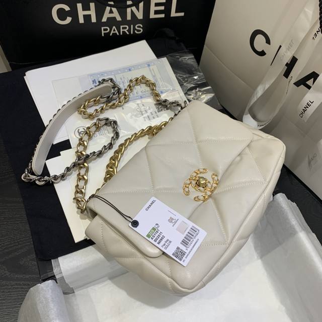 CHANEL AS1160#：尺寸：26X16X9CM：2019年秋冬大菱格豆腐包： 进口羊皮单口包 古银：白叻：金色：3种金属混搭肩带 粗链条彰显休闲风格 这