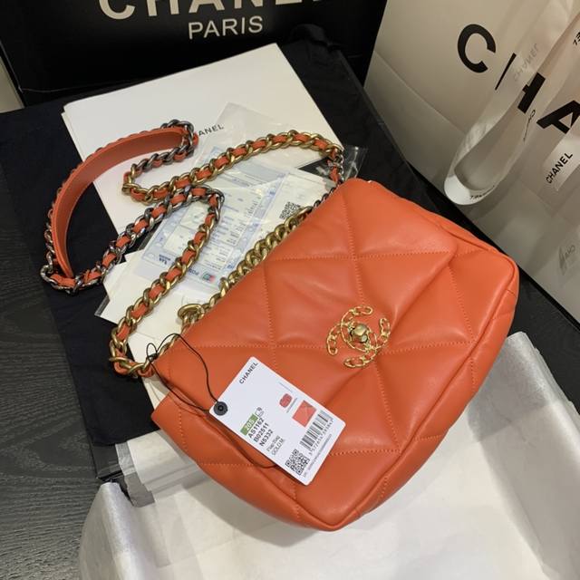 CHANEL AS1160#：尺寸：26X16X9CM：2019年秋冬大菱格豆腐包： 进口羊皮单口包 古银：白叻：金色：3种金属混搭肩带 粗链条彰显休闲风格 这