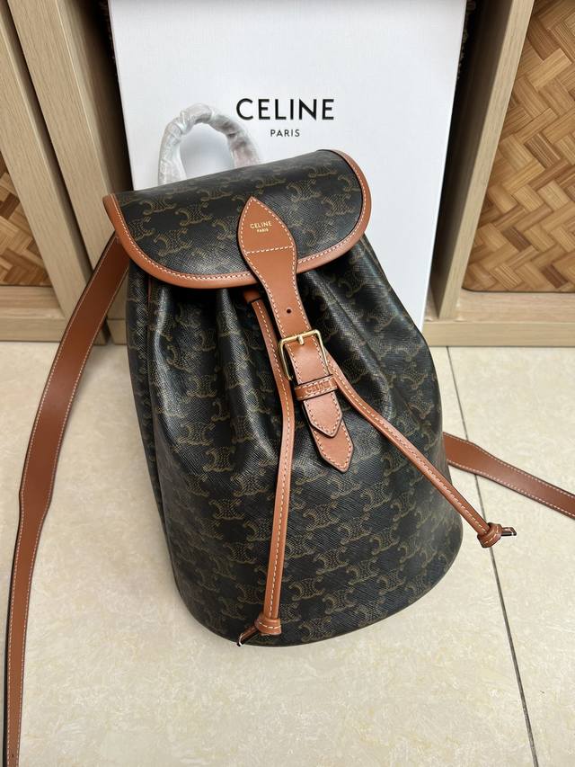 正品级 CELINE FOLCO标志印花牛皮革中号背包 大书包来啦～新品中号书包随心百搭又耐造 整个包型还是延续了小号，在容量上做了升级，但还是很轻巧，一点也不