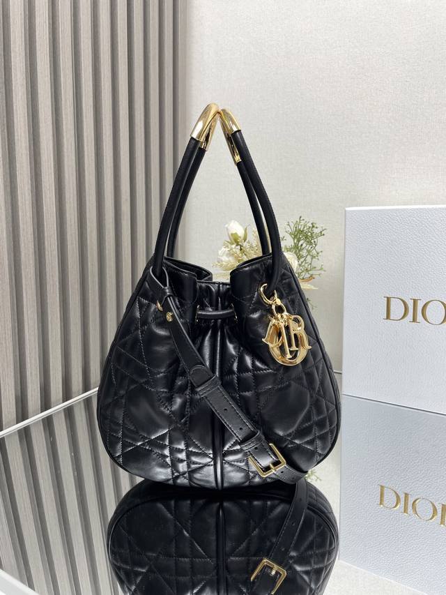 正品级 ，高版本 Dior Nolita 手袋是二零二四秋季成衣系列新品，以时尚高雅的廓形重新诠释 Dior 的现代优雅气质。采用黑色羊皮革精心制作，饰以超大藤