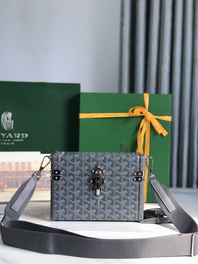 正品级 #goyard#新款 cassette 盒子包 Cassette的设计坚固，紧凑，轻便，其闭合系统点缀着一个全新的搭扣，灵感来自我们的复古行李箱，确保行