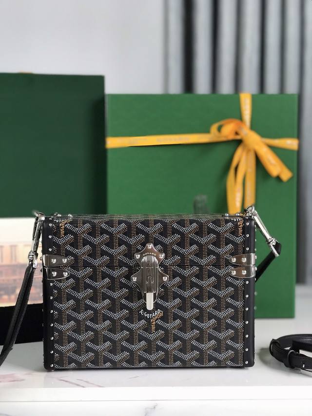 正品级 #goyard#新款 cassette 盒子包 Cassette的设计坚固，紧凑，轻便，其闭合系统点缀着一个全新的搭扣，灵感来自我们的复古行李箱，确保行