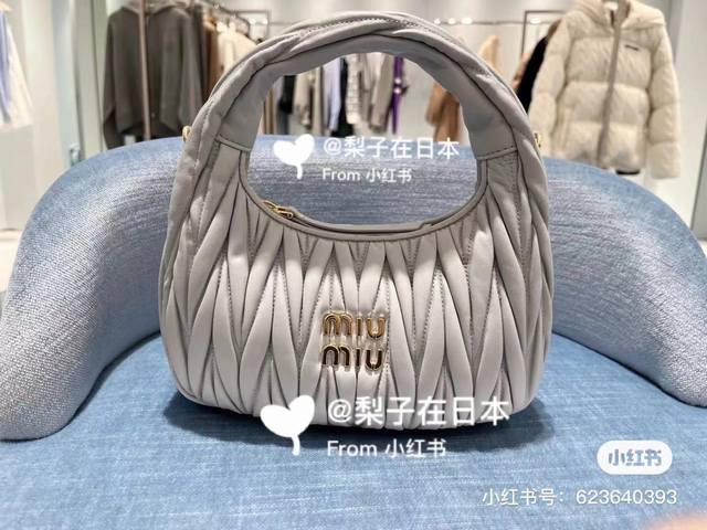 5BC ：MiuMiu新品MiuWander手袋，采用进口小羊皮经典品牌标志性Matelasse纹理绣花，复古磨砂五金，利用圆孤的曲线，保留了应有的俏皮感，包型