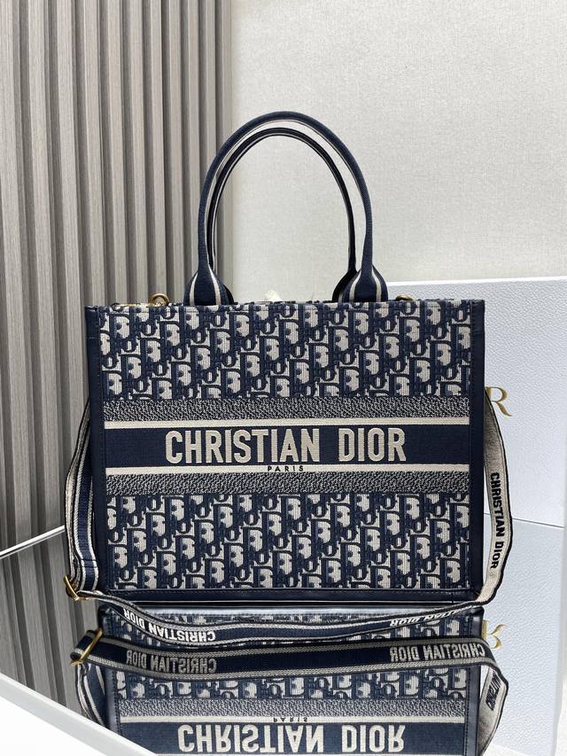 正品级 ，高版本 兰D刺绣拼皮配肩带 中号 Dior book tote 购物袋 这款Book Tote手袋灵感来自女装创意总监玛丽亚 嘉茜娅 蔻丽 Maria