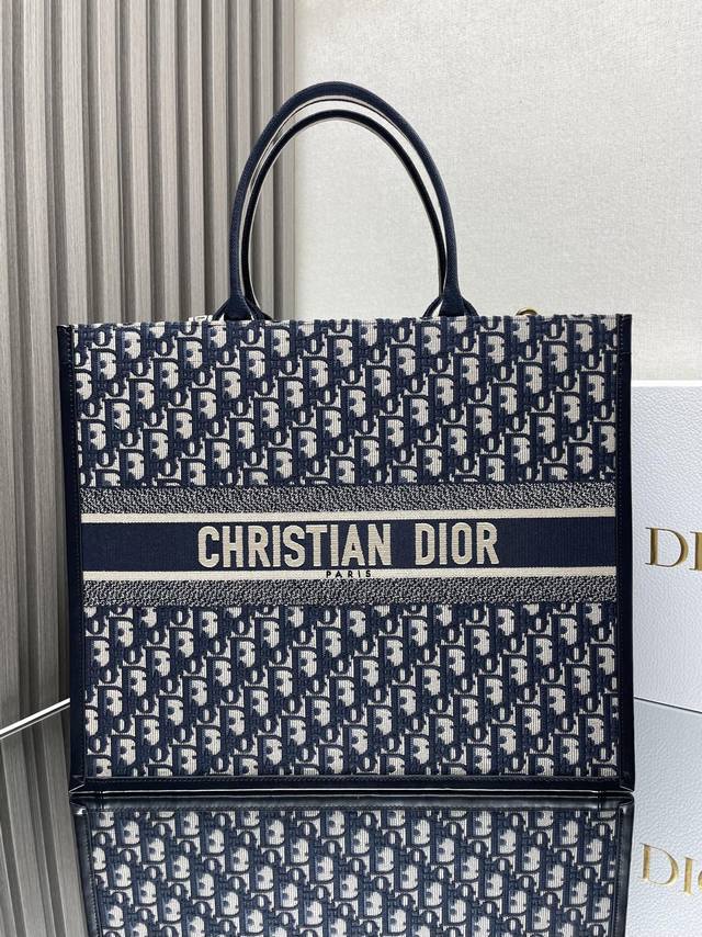 正品级 ，高版本 兰D刺绣拼皮配肩带 大号 Dior book tote 购物袋 这款Book Tote手袋灵感来自女装创意总监玛丽亚 嘉茜娅 蔻丽 Maria