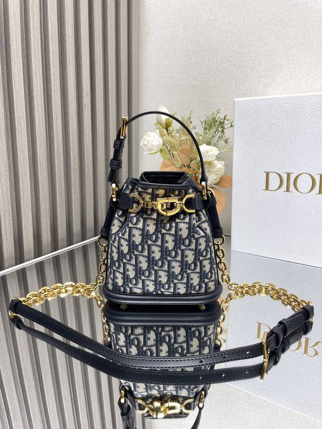 正品级 ，高版本 C’EST DIOR 小号手袋 布蓝 这款 C‘est Dior 手袋是二零二三秋季新品，优雅而经典。饰以蓝色 Oblique 印花，蓝色牛皮