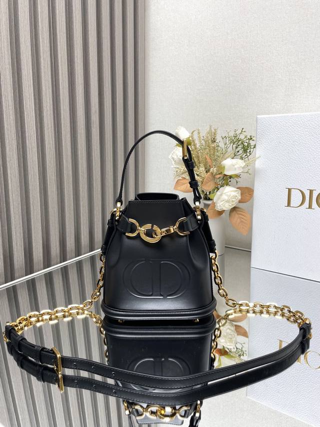 正品级 C’EST DIOR 小号手袋 黑色 这款 C‘est Dior 手袋是二零二三秋季新品，优雅而经典。采用黑色牛皮革精心制作，正面饰以 CD 压花标志，