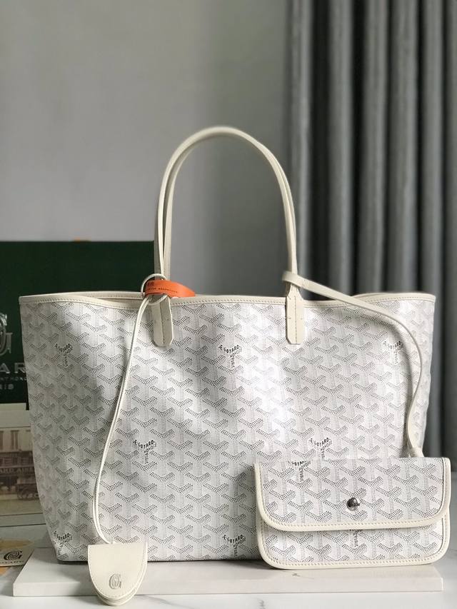 正品级 Goyard 戈雅 经多次研究与改良，不断提升面料与皮质，全方位独家定制只为不断达到客户的高品质要求 底布采用与ZP一致的定制高品雨露麻，再涂上光面的树