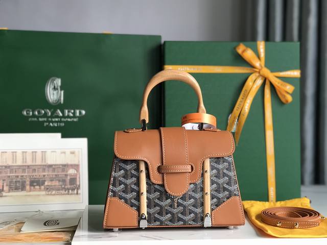 正品级 配原版盒 Goyard Sagon包于二十世纪三十年代问世，继推出柔软版Sagon迷你包后，Goyard推陈出新，坚持对创意的不断追求与突破，塑造了全新