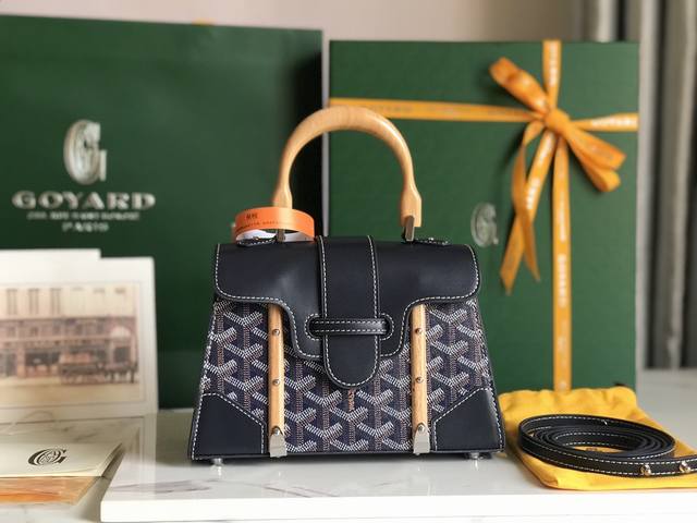 正品级 配原版盒 Goyard Sagon包于二十世纪三十年代问世，继推出柔软版Sagon迷你包后，Goyard推陈出新，坚持对创意的不断追求与突破，塑造了全新