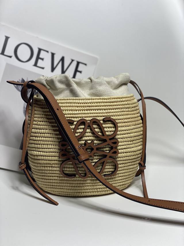 原厂皮 Loewe 新款草编包，顶级进口材料 型号012 配有不可拆卸的内胆袋， 更方便收纳。抽绳开合可以束紧～ 尺寸袋口长18 高17 厚11 肩带97-10