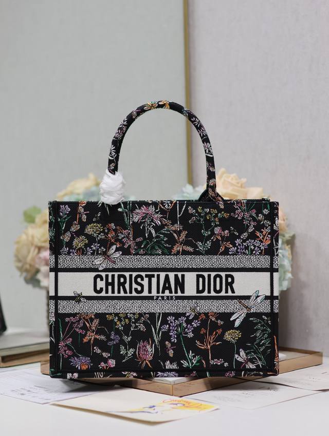 正品级 ，高版本 黑蜻蜓中号 Dior book tote 购物袋 这款Book Tote手袋灵感来自女装创意总监玛丽亚 嘉茜娅 蔻丽 Maria Grazia