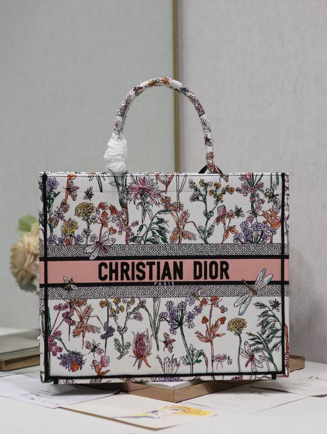 正品级 ，高版本 粉彩蜻蜓大号 Dior book tote 购物袋 这款Book Tote手袋灵感来自女装创意总监玛丽亚 嘉茜娅 蔻丽 Maria Grazi