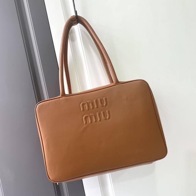 新款 批 MIUMIU 对版长手柄 新品保龄球包，采用顶级进口小牛皮，皮质光滑细腻柔软，棉质缎面衬里，这款包包很酷，定格精致的多功能设计，融合男装和女装元素，随