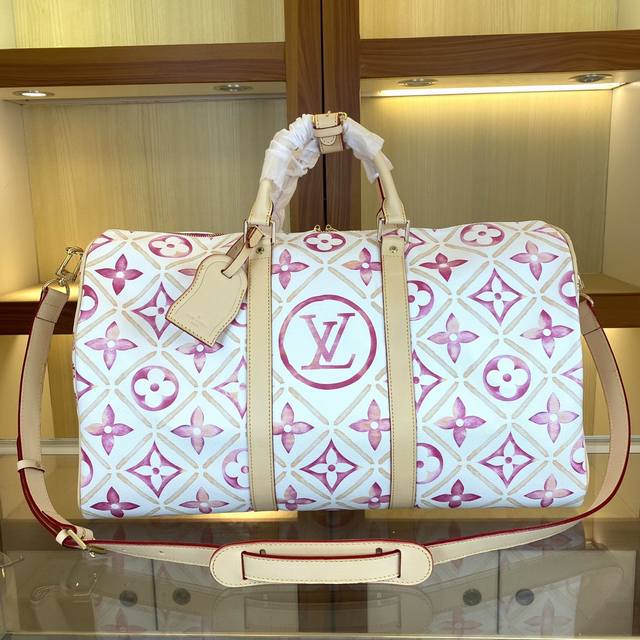 2024,最新联名款，M11251,M24901 拍摄 自家背景 年度最火，本款 Lv X YK Keepall 50结合了经典设计与标志性细节。采用Damie