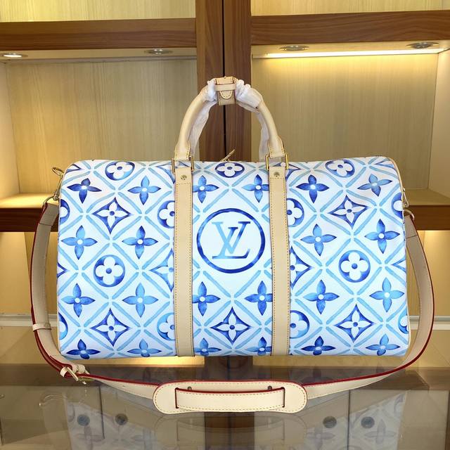 2024,最新联名款，M11251,M24901 拍摄 自家背景 年度最火，本款 Lv X YK Keepall 50结合了经典设计与标志性细节。采用Damie