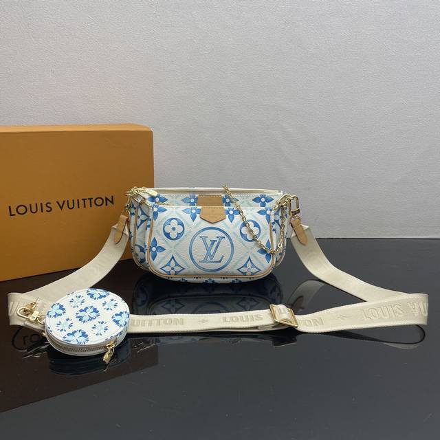 顶级原单M25374 本款 Multi Pochette Accessoires 手袋出自 LV By The Pool 系列，以 Monogram Tiles