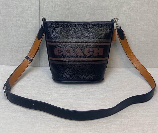 Coach 10月新品 CH248 Logan水桶包 休闲时装必备款流浪包 自带拉链设计安全度高自重很轻但容量绝佳宽肩带设计舒适+时尚感 尺寸:25.5*21*