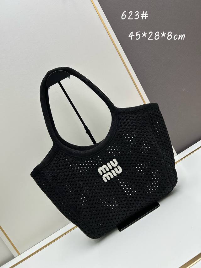 新款批 Miu Miu 上架 L'été 2024 夏季系列新品 手提包采用拉菲草材质编织而成，搭配轻盈耐造的亚麻混纺内衬，镂空编织纹理烘托充满辨识度的 MIU