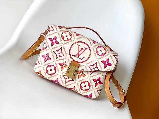 顶级原单M11461 顶级原单本款 Pochette Métis 手袋撷取 Monogram Tiles 帆布的缤纷色调和活力气息，于 S-lock 锁扣上方点