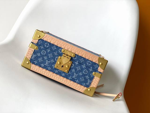 顶级原单M24572 顶级原单 Coffret Trésor 24 硬箱为崭新 Monogram Denim 帆布搭配牛皮革镶边，中号尺寸可稳妥收纳宝贵珍藏。2