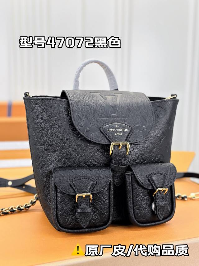 M47072黑色 本款 Backup 双肩包取材 Monogram Empreinte 牛皮革，低调铺陈 Monogram 压纹。可拆卸并调节的肩带实现单肩和双