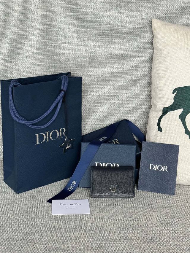 荔枝纹牛皮系列DIOR CD 马鞍名片夹尺寸：尺寸:10x6.8x1.2厘米 长x高x宽 可收纳银行卡 黑色细工镶嵌粒面牛皮革搭配 编号:2ADCH166YKS